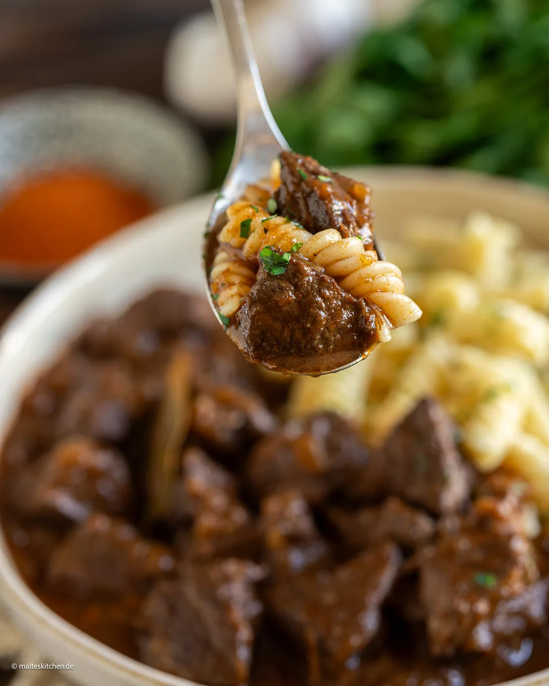 Saftiges Gulasch mit sämiger Soße.