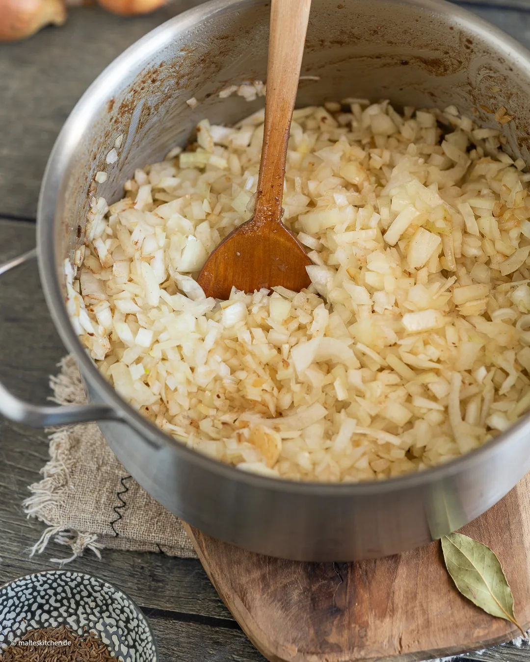 Zwiebeln für das Gulasch