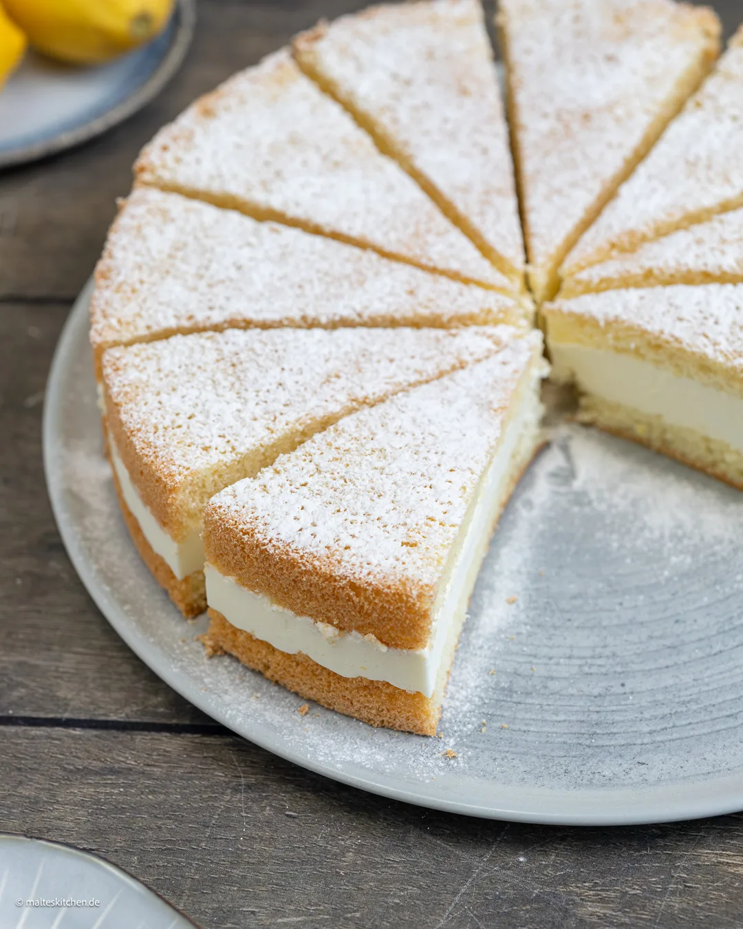Leckere Torte mit Biskuitboden und Quarkfüllung