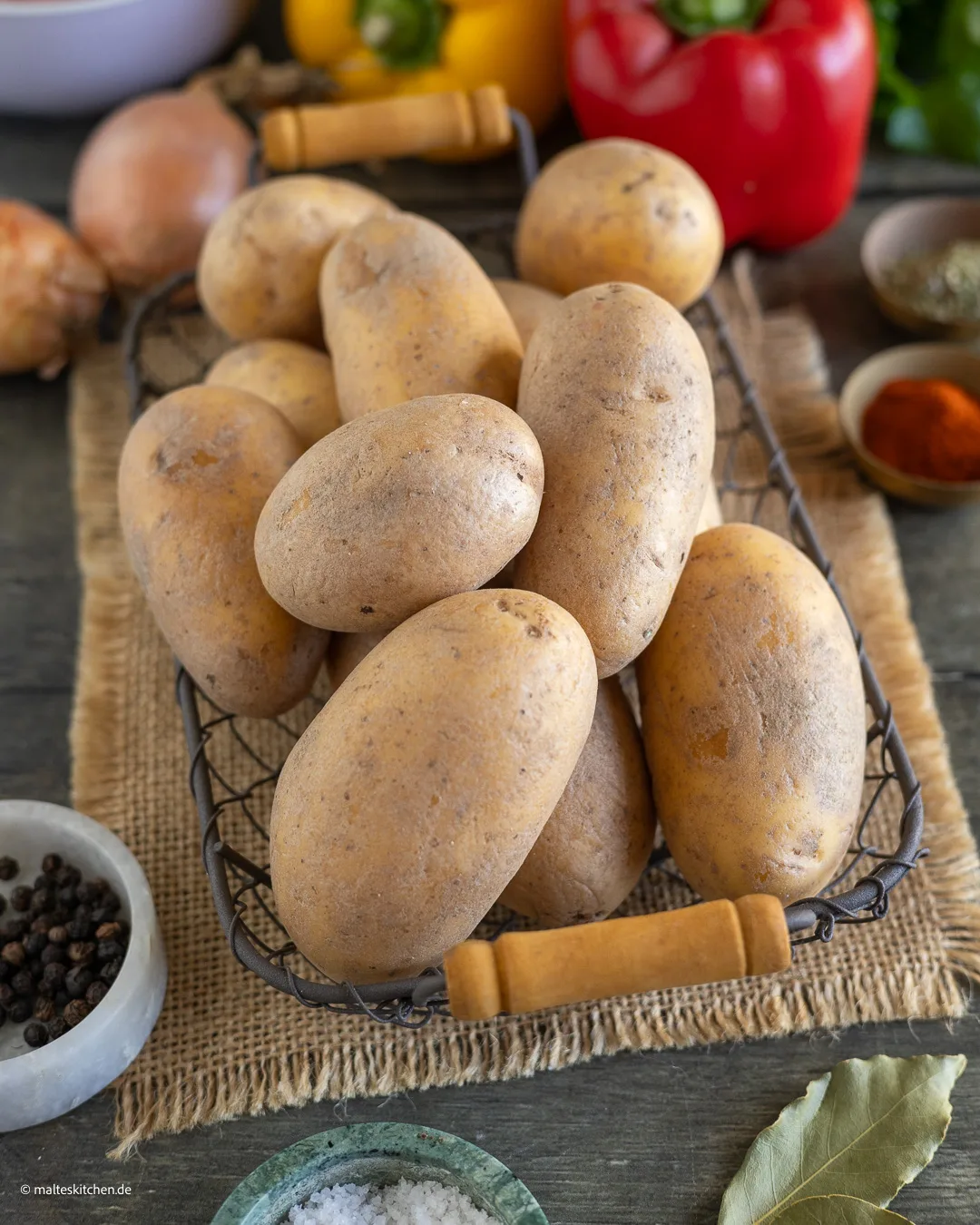 Vorwiegend festkochenden Kartoffeln für das Kartoffelgulasch.