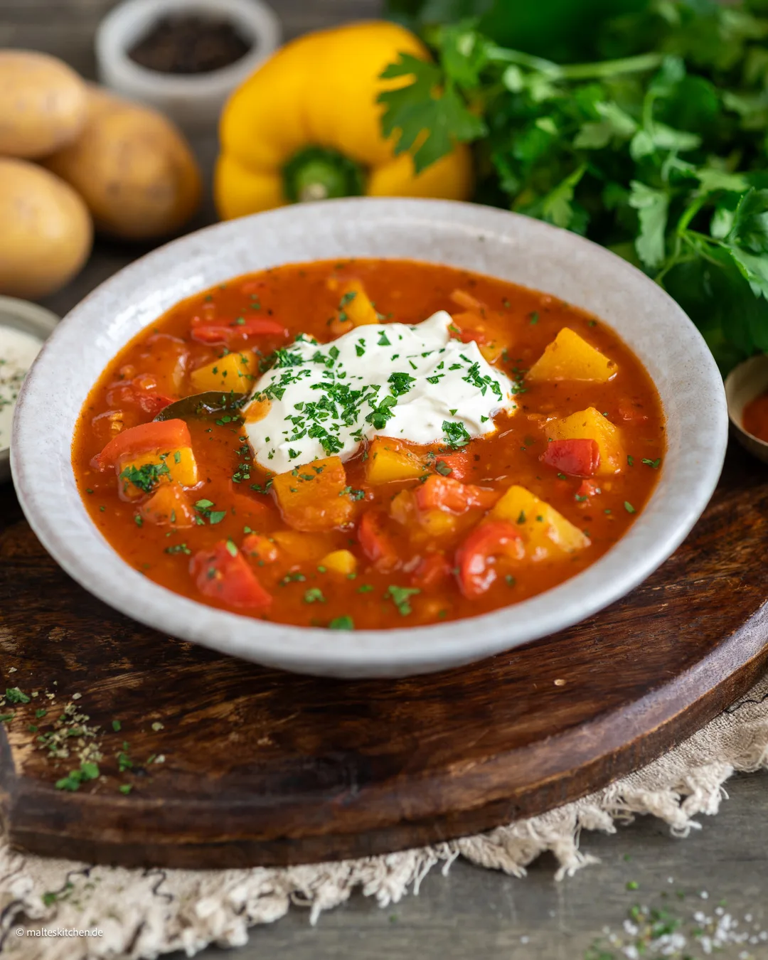 Kartoffelgulasch mit saurer Sahne oder Crème fraîche