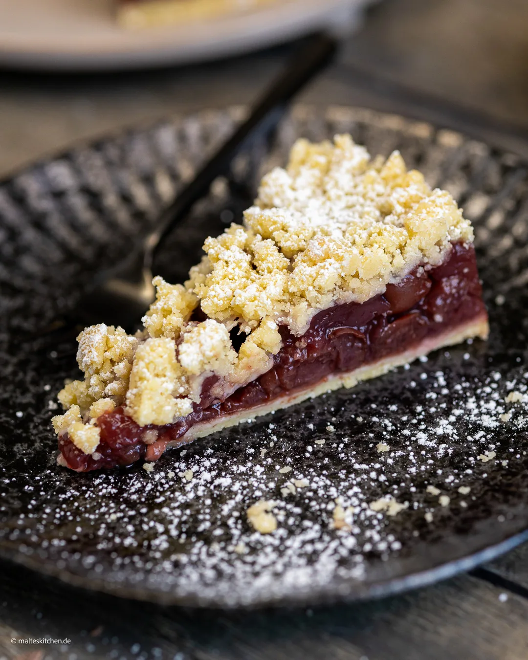 Knuspriger Streuselkuchen mit Kirschen.