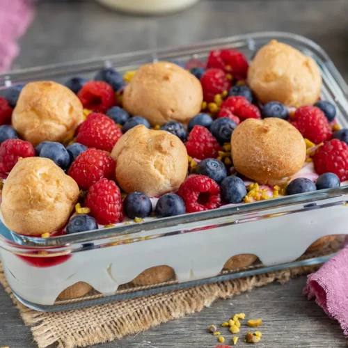 Schnelles Windbeutel-Dessert mit roter Grütze
