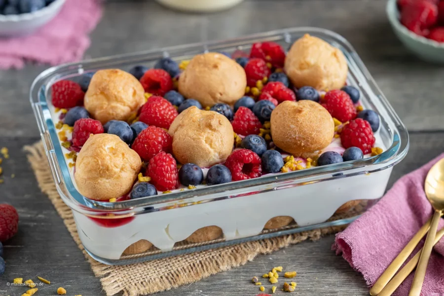 Schnelles Windbeutel-Dessert mit roter Grütze