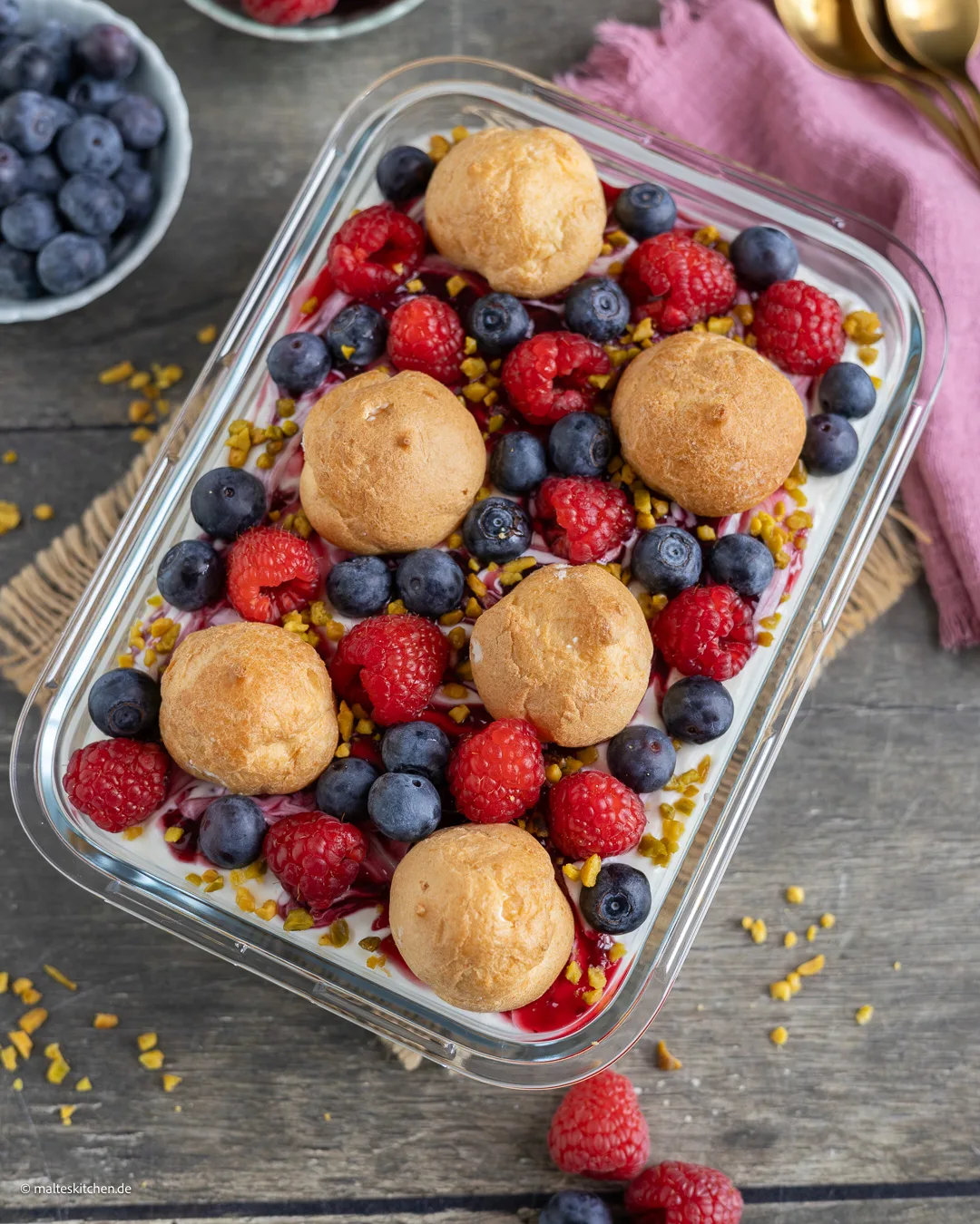 Einfaches Windbeutel-Dessert mit Himbeeren und Blaubeeren.
