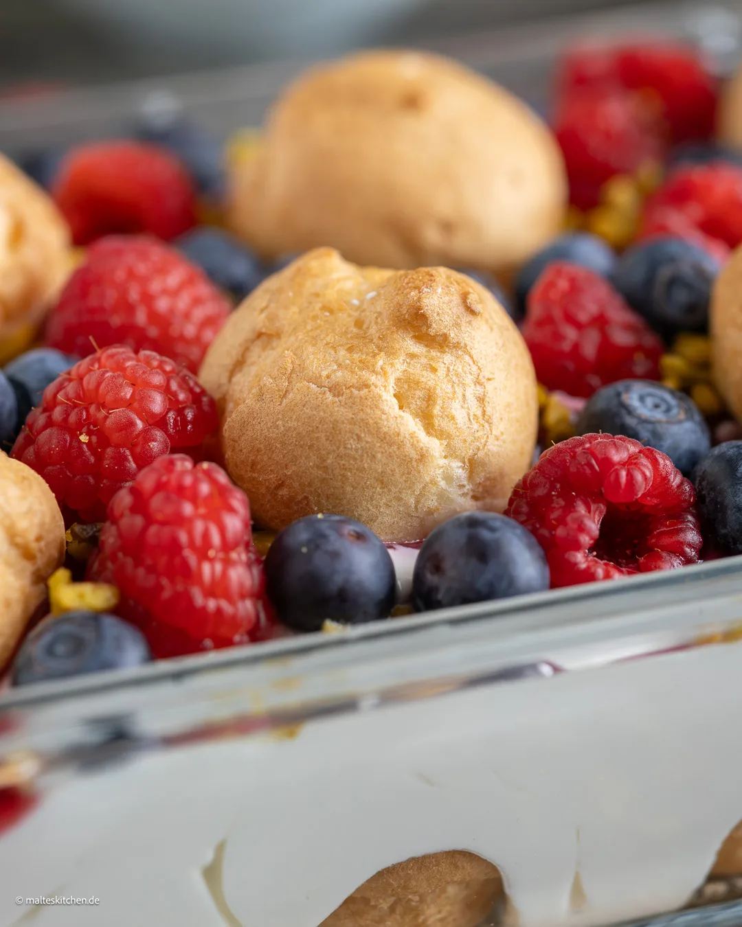 Windbeutel-Dessert mit Himbeeren und Milchmädchen