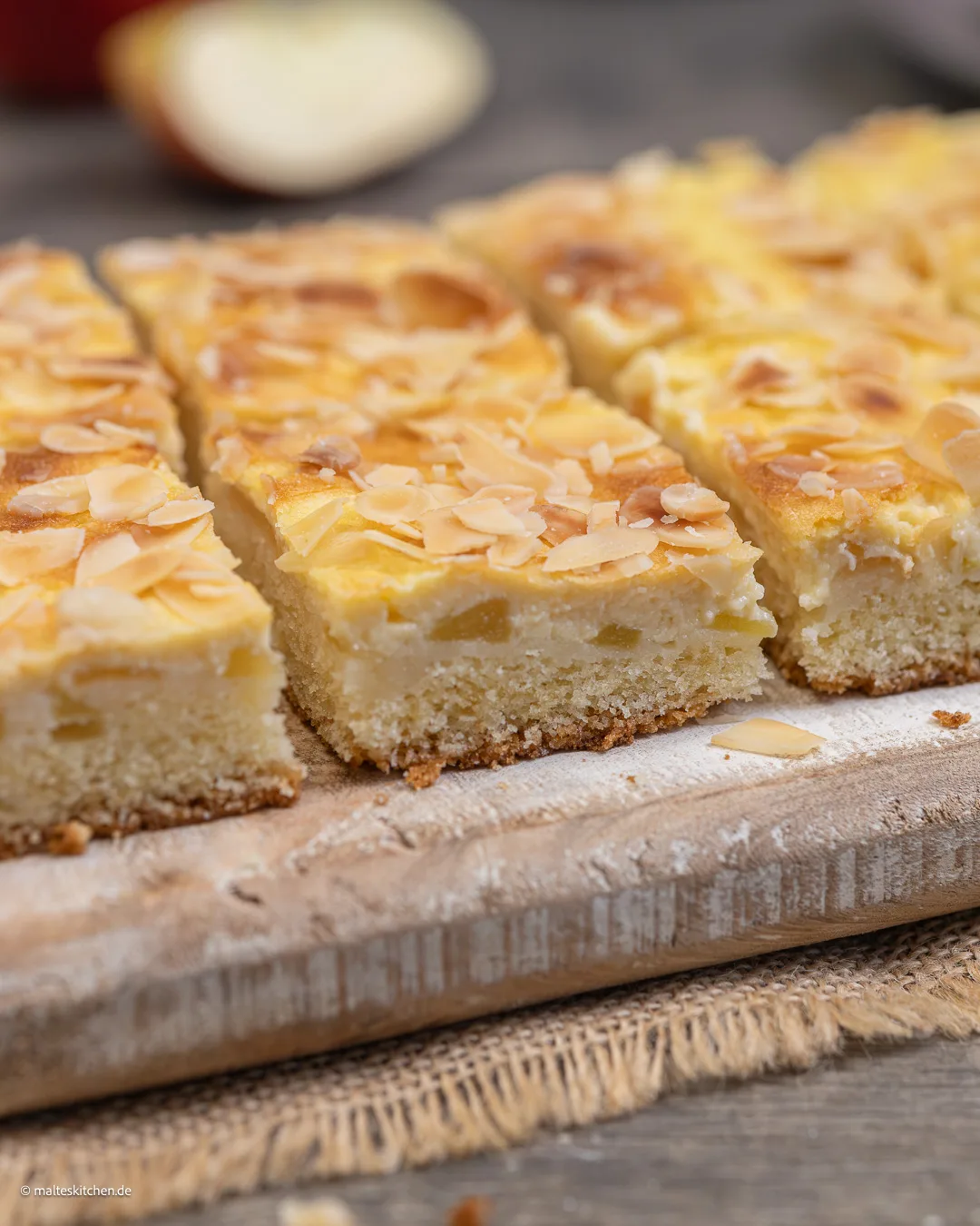 Saftiger Apfelkuchen mit Mandeblättchen und Marzipannpudding