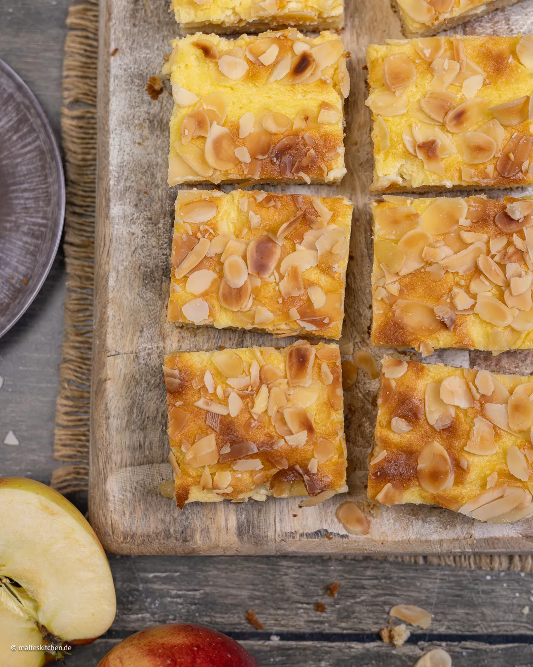 Einfacher Blechkuchen mit Äpfeln und Marzipan.