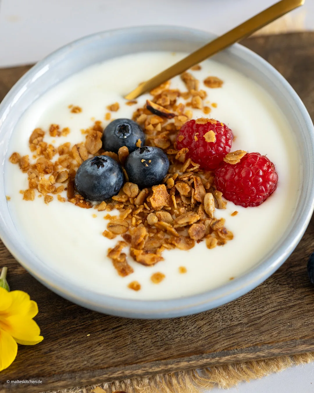 Granola mit Joghurt und Beeren.
