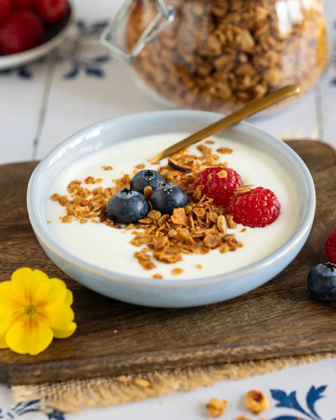 Granola mit Joghurt und Beeren.