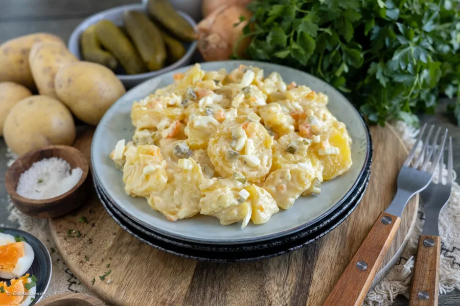 Omas Kartoffelsalat mit Mayonnaise.