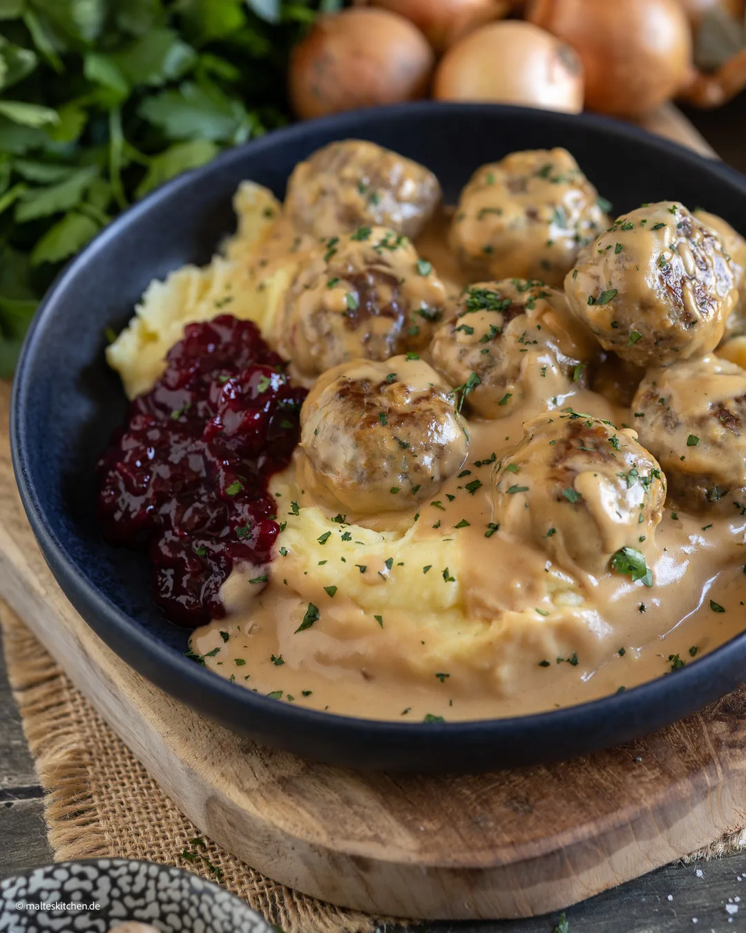 Köttbullar - schwedische Hackbällchen in Rahmsoße.