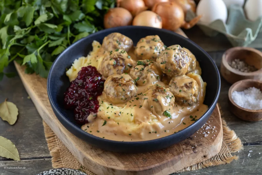 Köttbullar - schwedische Hackbällchen in Rahmsoße.