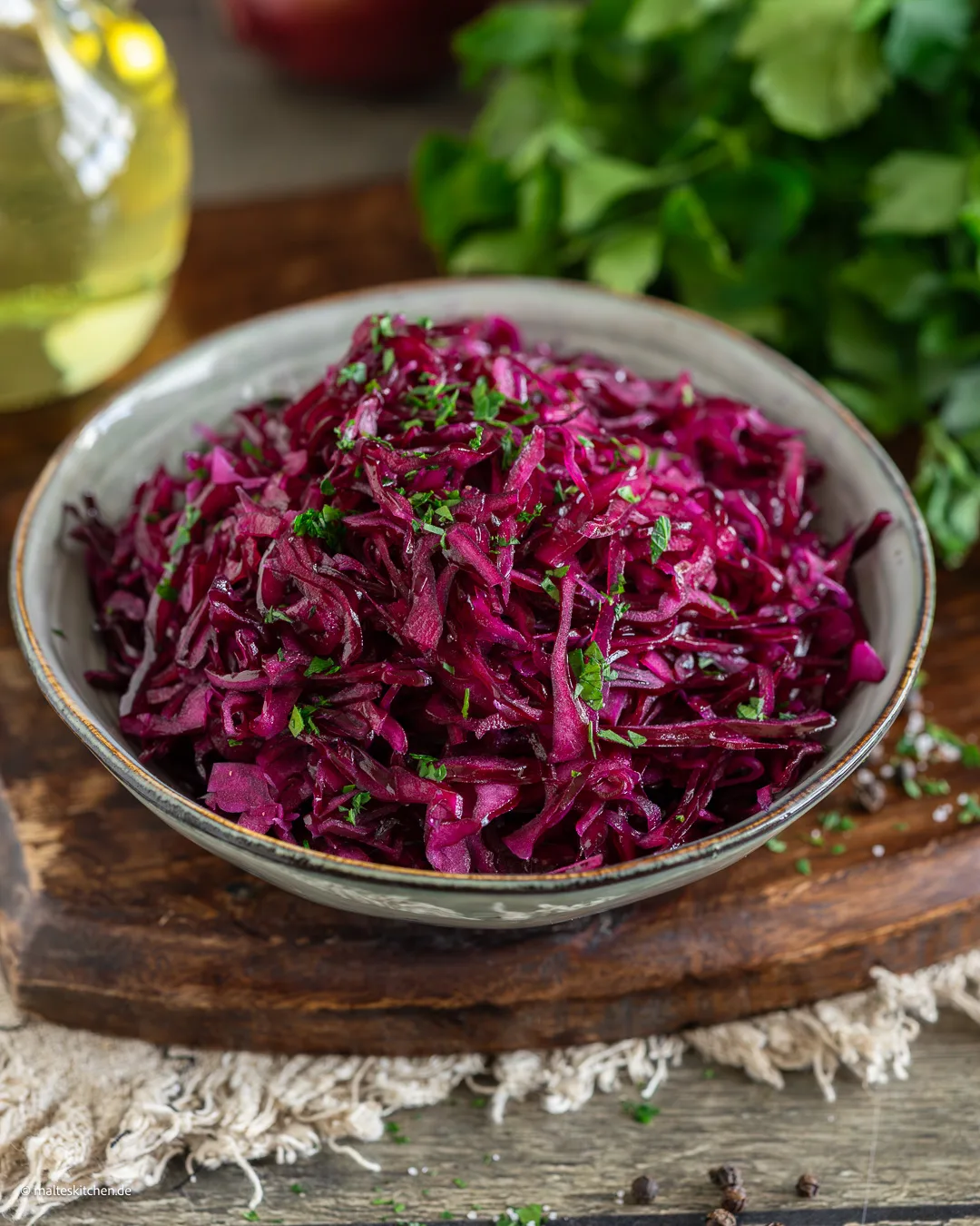 Omas einfacher Rotkohlsalat ohne Kneten.