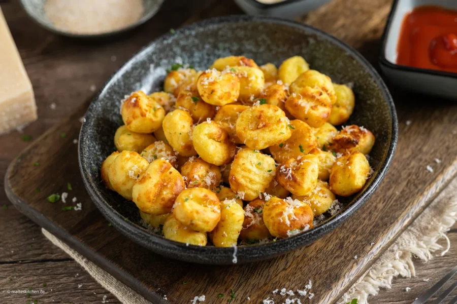 Knusprige Gnocchi aus der Heißluftfritteuse - mit Parmesan