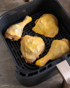 Hähnchenschenkel in der Heißluftfritteuse backen.