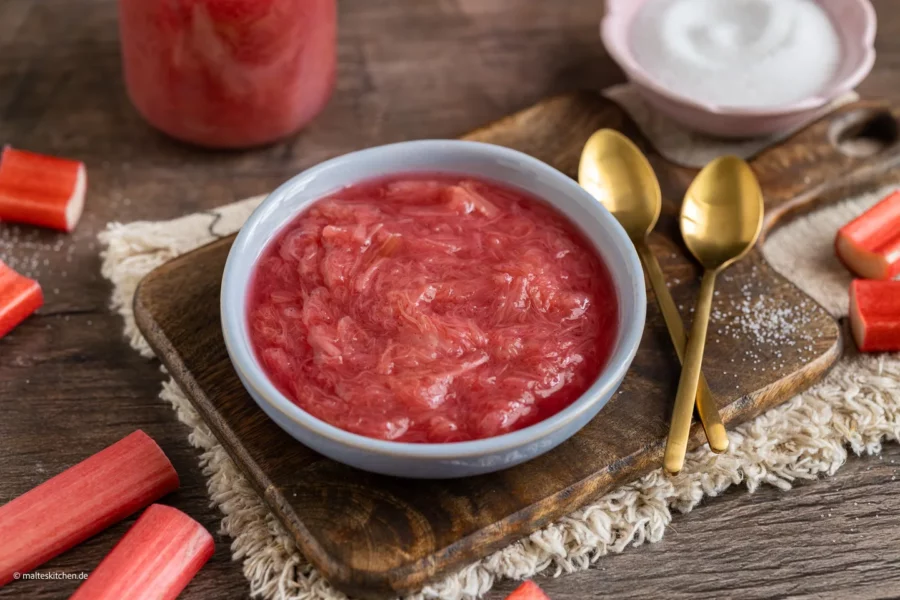 Einfaches Rhabarberkompott nach Rezept meiner Oma