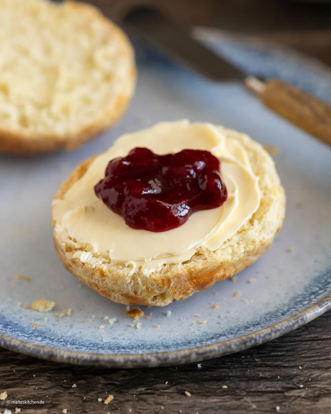 Lecker zum Frühstück - Scones mit Marmelade.