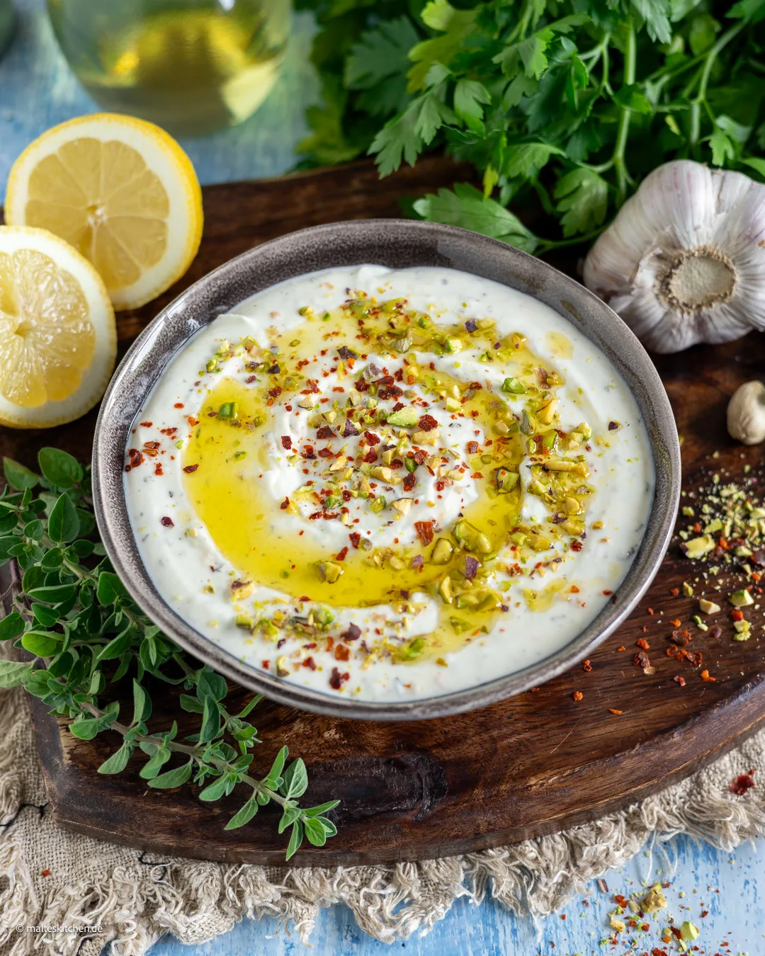 Mediterraner Feta-Dip mit Pistazien & Honig