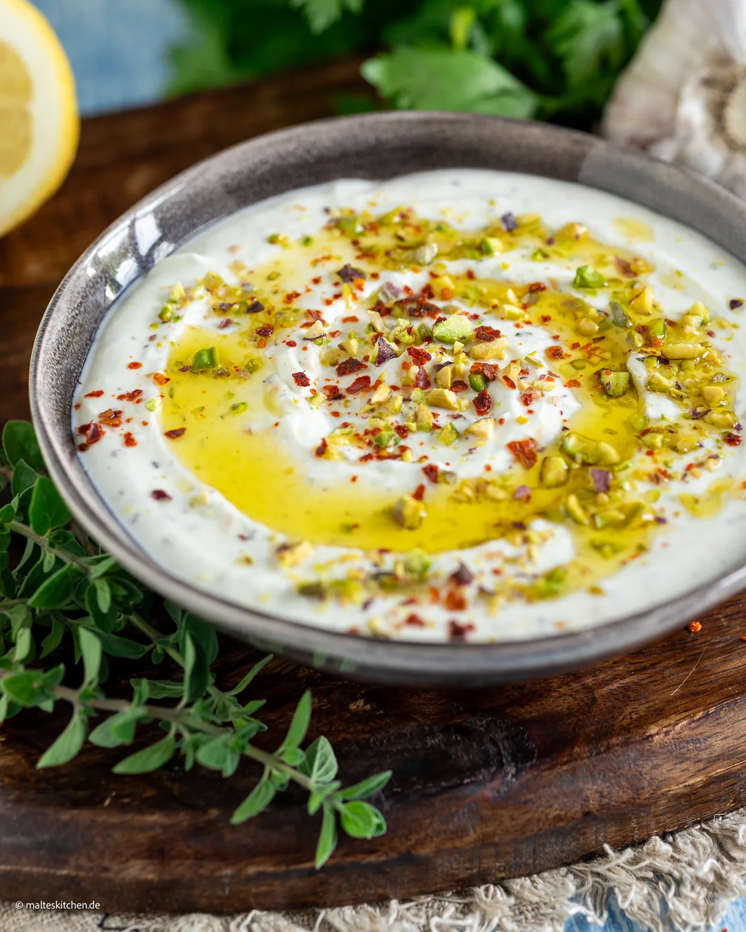Sommerlicher Dip mit Feta, Chili, Pistazien und Honig.