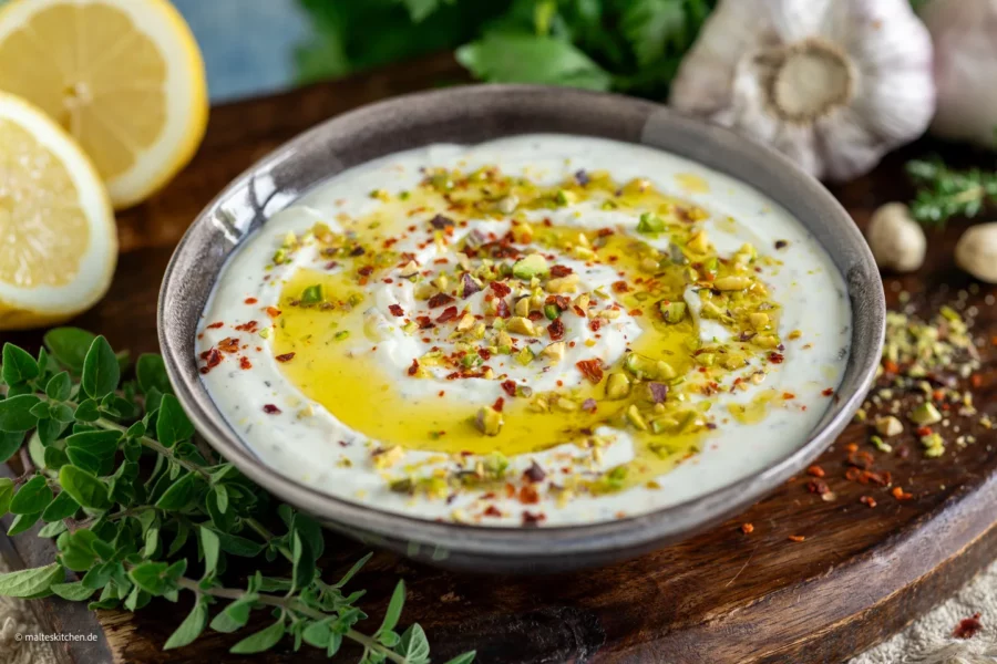 Leckerer Feta Dip mit Pistazien & Honig