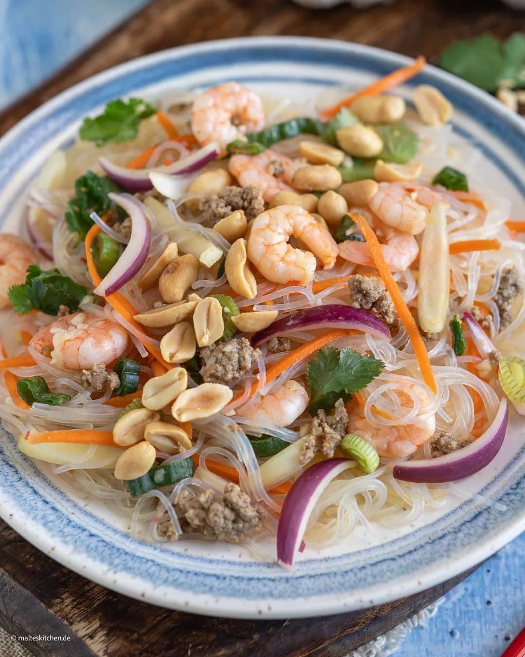 Thailändischer Glasnudelsalat mit Garnelen.