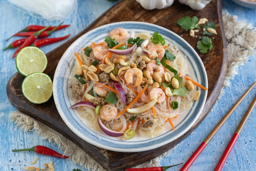 Thailändischer Glasnudelsalat mit Garnelen