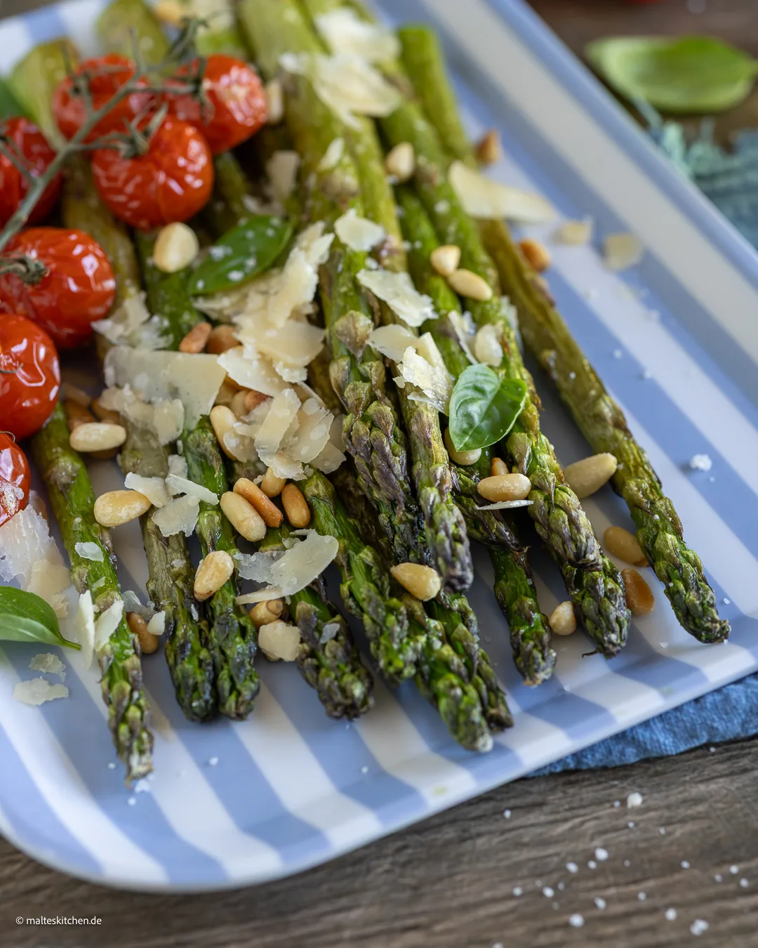 Grüner Spargel aus der Heißluftfritteuse.
