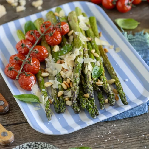 Grüner Spargel aus der Heißluftfritteuse.