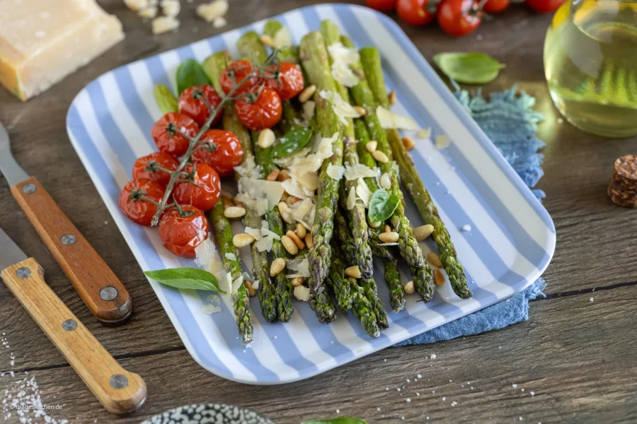 Grüner Spargel aus der Heißluftfritteuse.