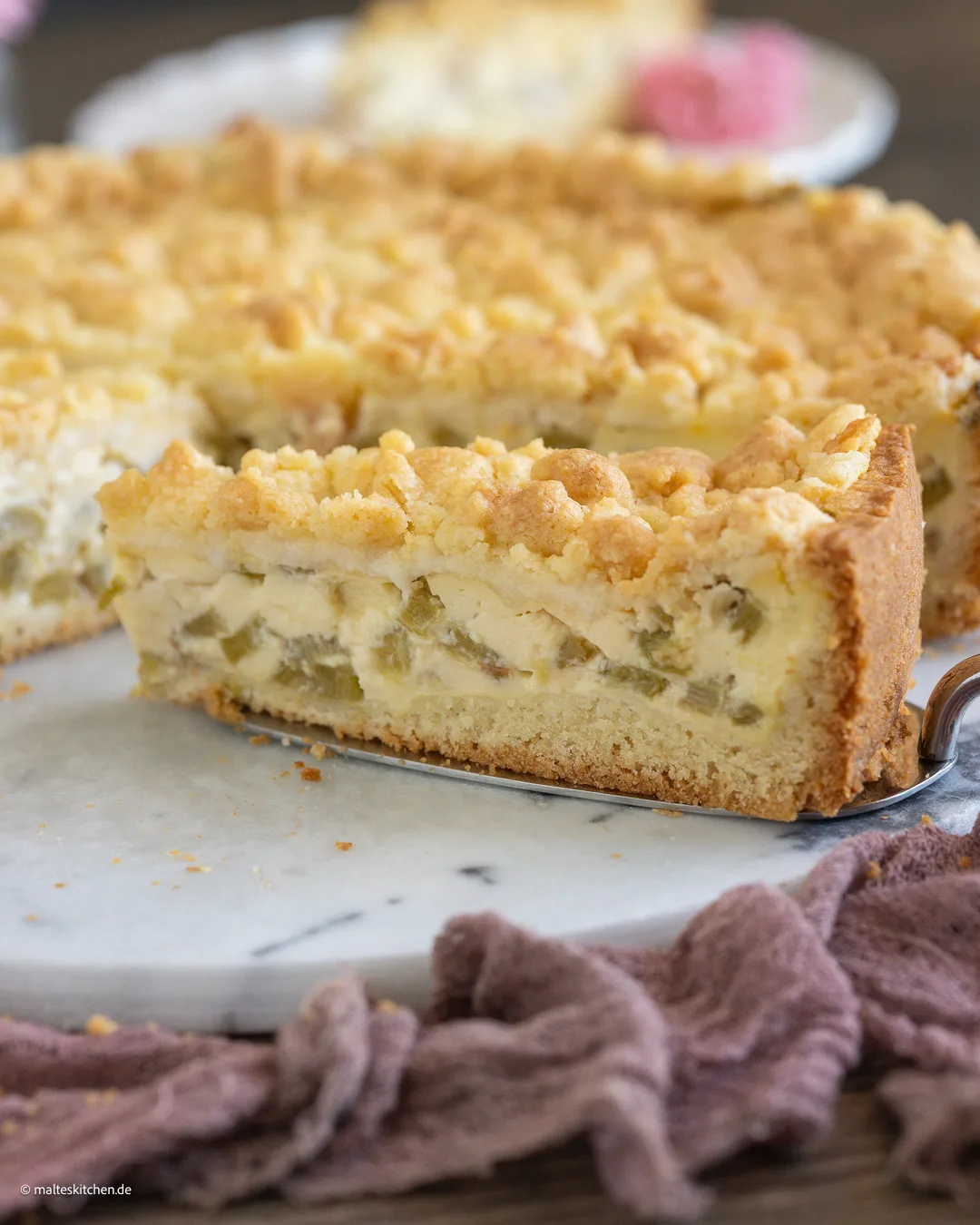 Rhabarberkuchen mit Pudding und Streuseln.