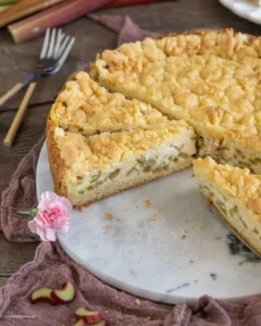 Rhabarberkuchen mit Pudding und Streuseln