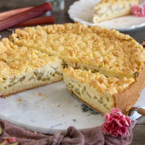 Rhabarberkuchen mit Pudding und Streuseln