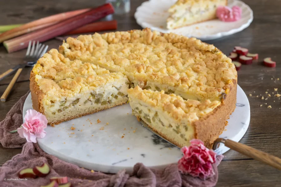 Rhabarberkuchen mit Pudding und Streuseln