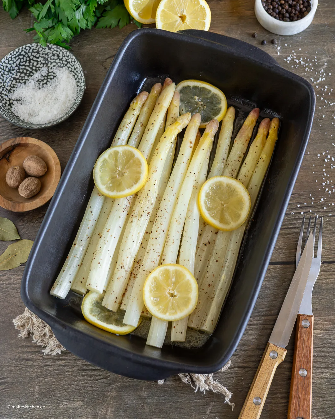 Weißer Spargel im Backofen gegart.