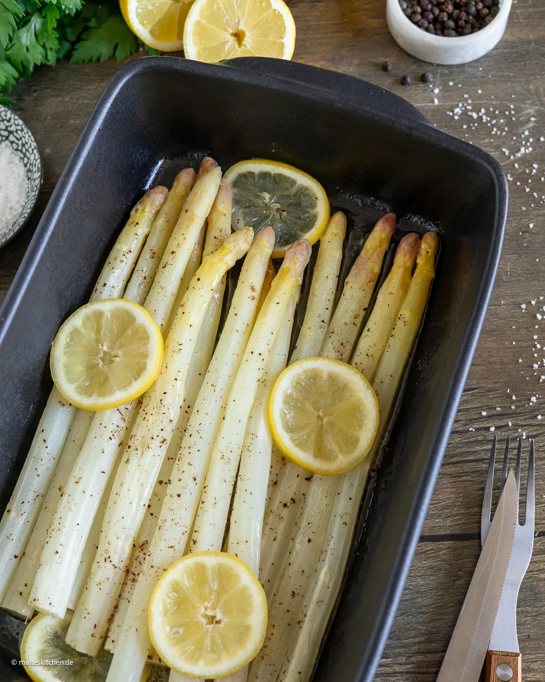 Toller deutscher Spargel im Backofen zubereitet.