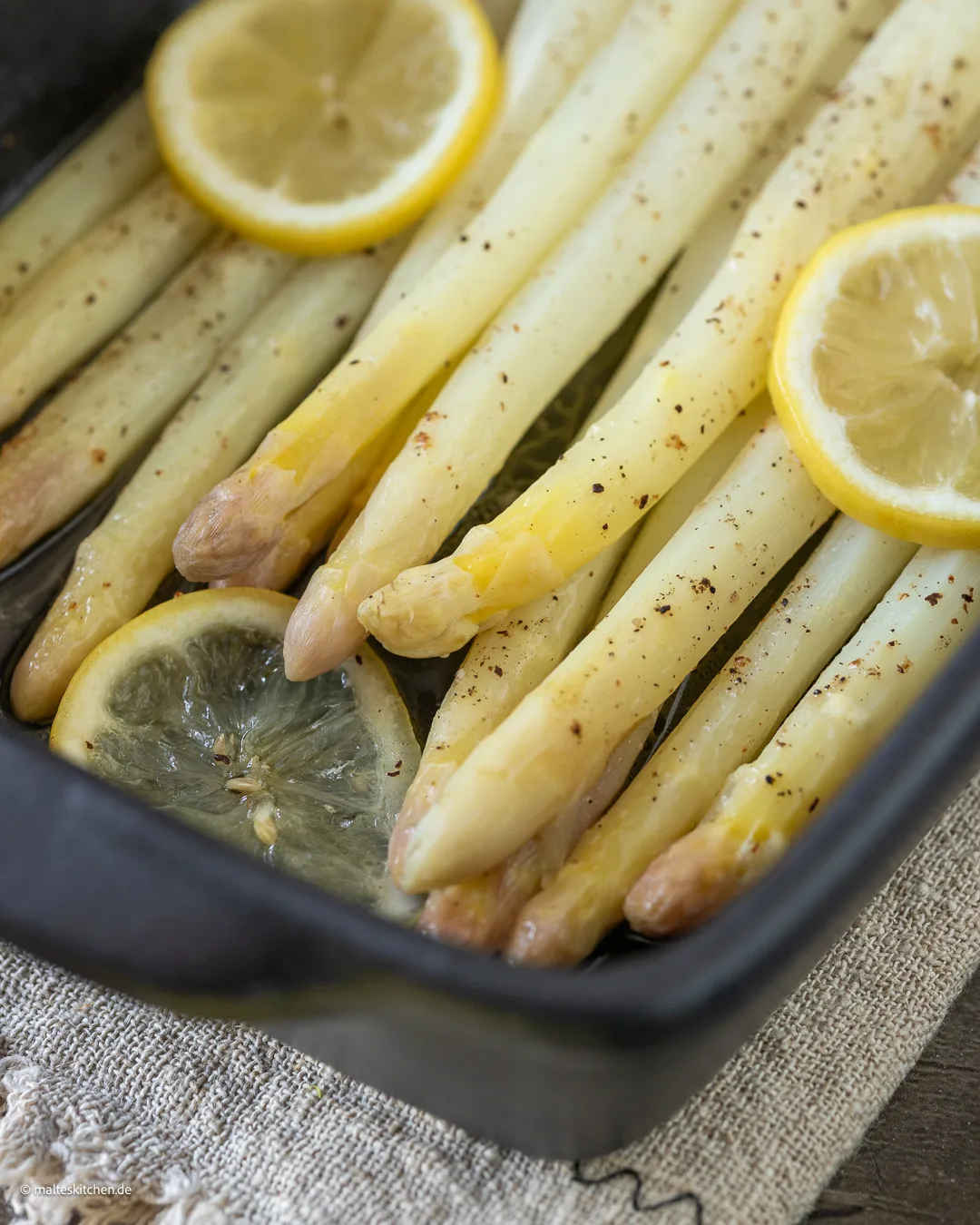 Saftig und lecker - Spargel aus dem Backofen.