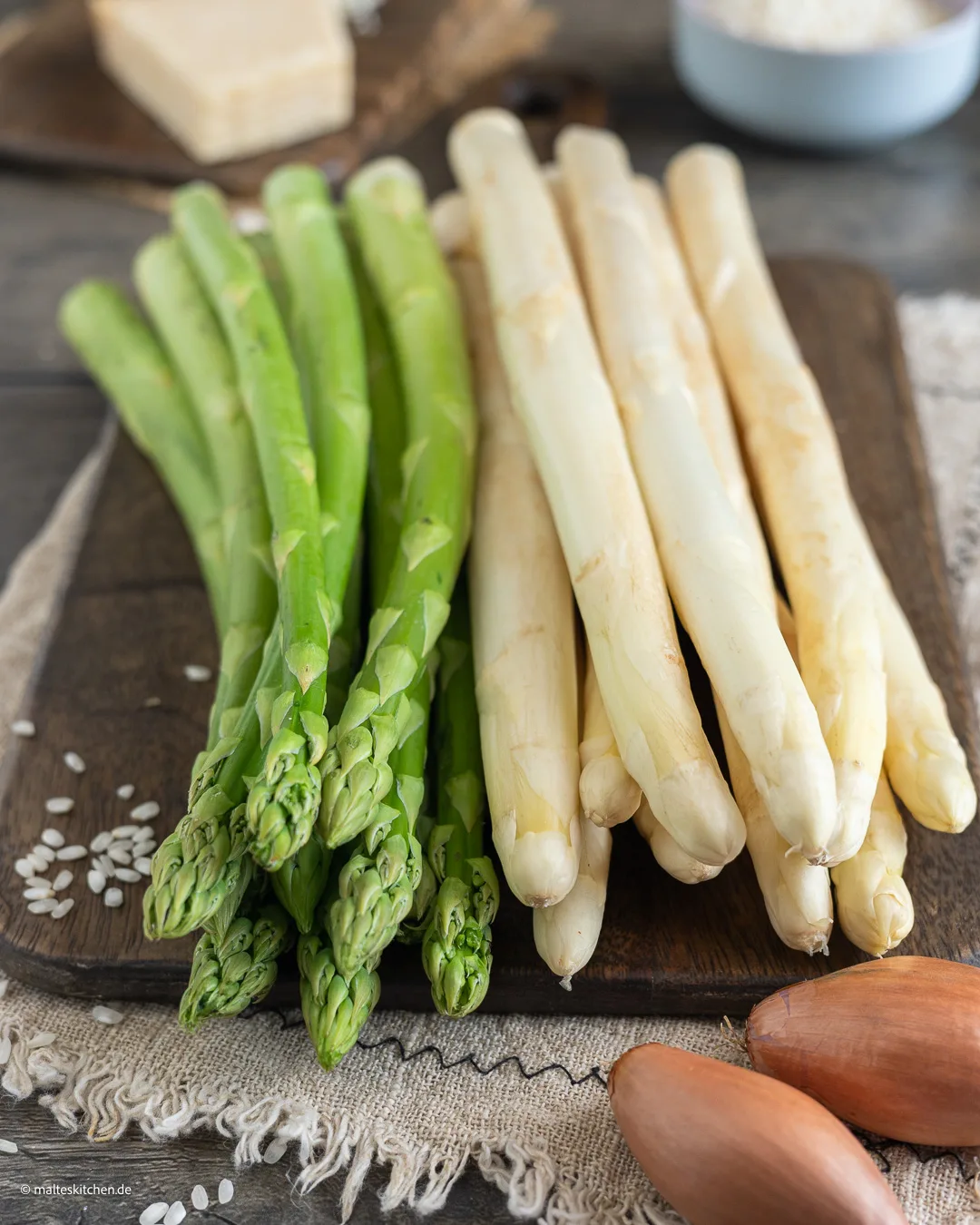 Weißer und grüner Spargel.