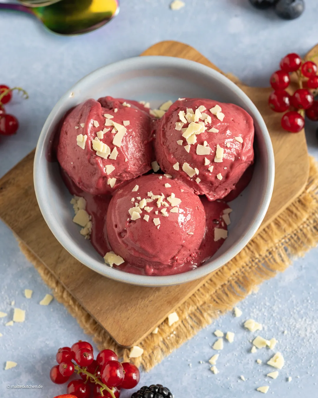 Eis mit Beeren und Schmand