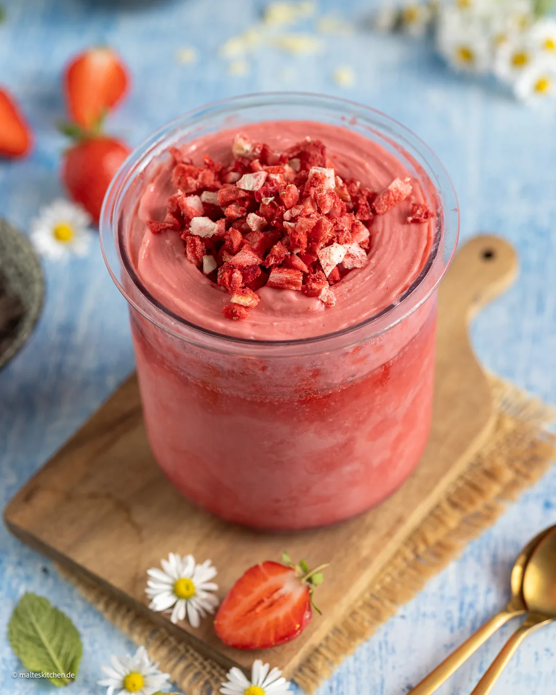 Erdbeereis mit getrockneten Erdbeeren.