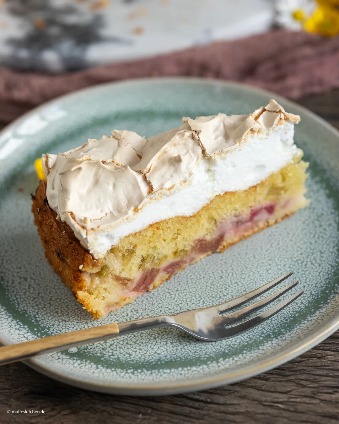 Leckerer Kuchen mit Baiser und Rhabarber