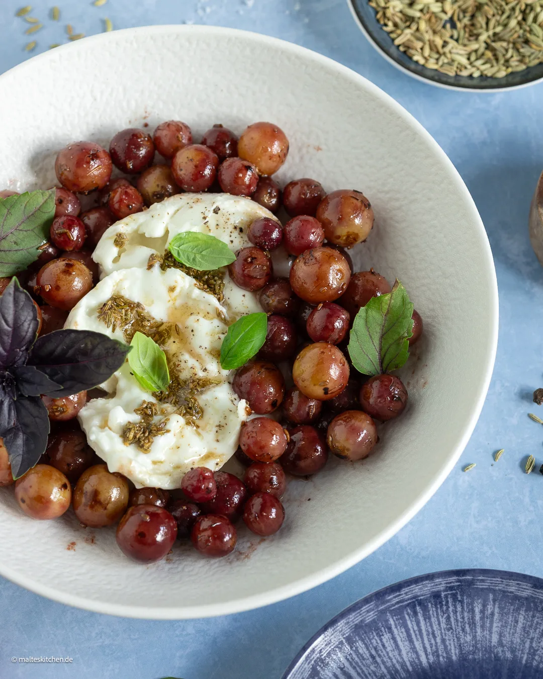 Burrata mit gebratenen Weintrauben und Basilikum
