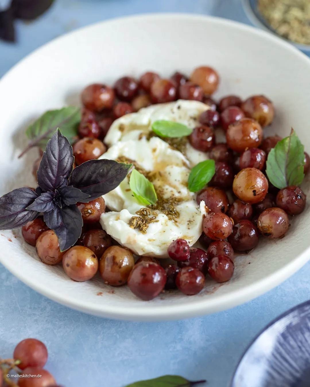 Burrata mit gebratenen Weintrauben und Basilikum