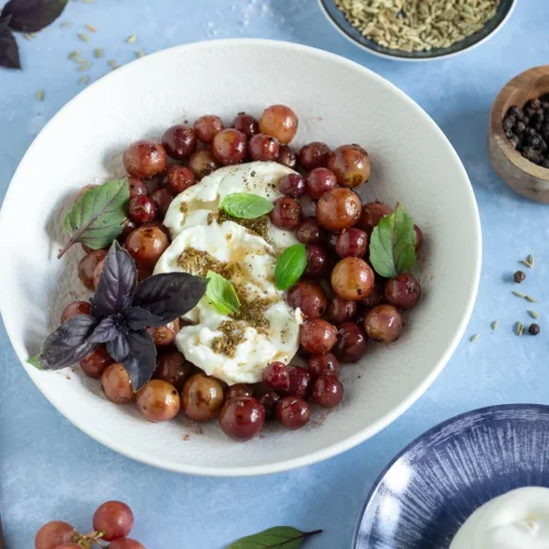 Burrata mit gebratenen Weintrauben und Basilikum
