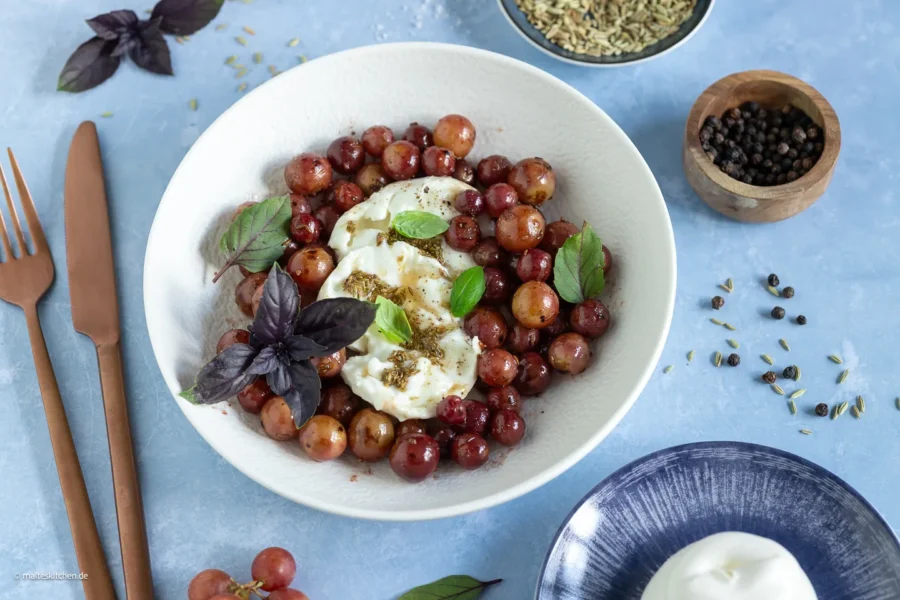 Burrata mit gebratenen Weintrauben und Basilikum