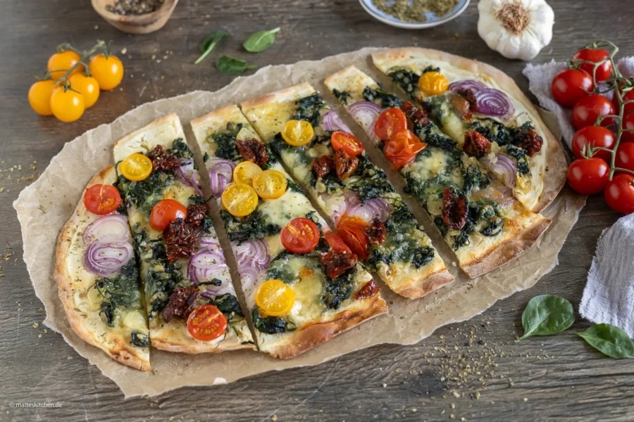 Vegetarischer Flammkuchen mit Ricotta und Spinat
