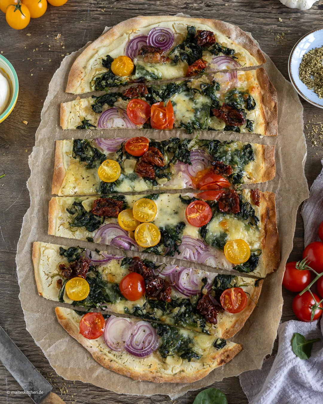 Vegetarischer Flammkuchen mit Ricotta, Spinat und Tomaten