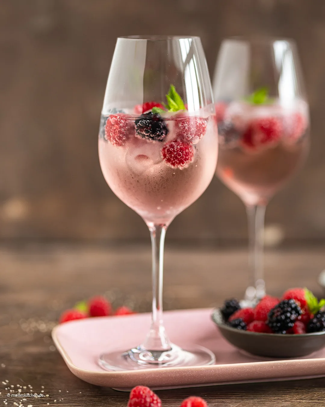 Wildberry Lillet mit Eis