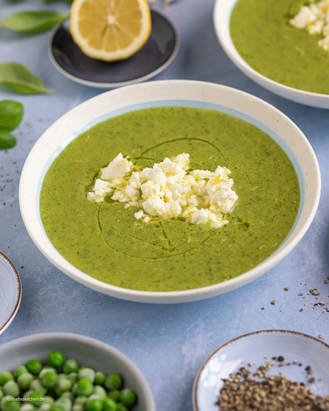Suppe mit Zucchini, Erbsen und Basilikum