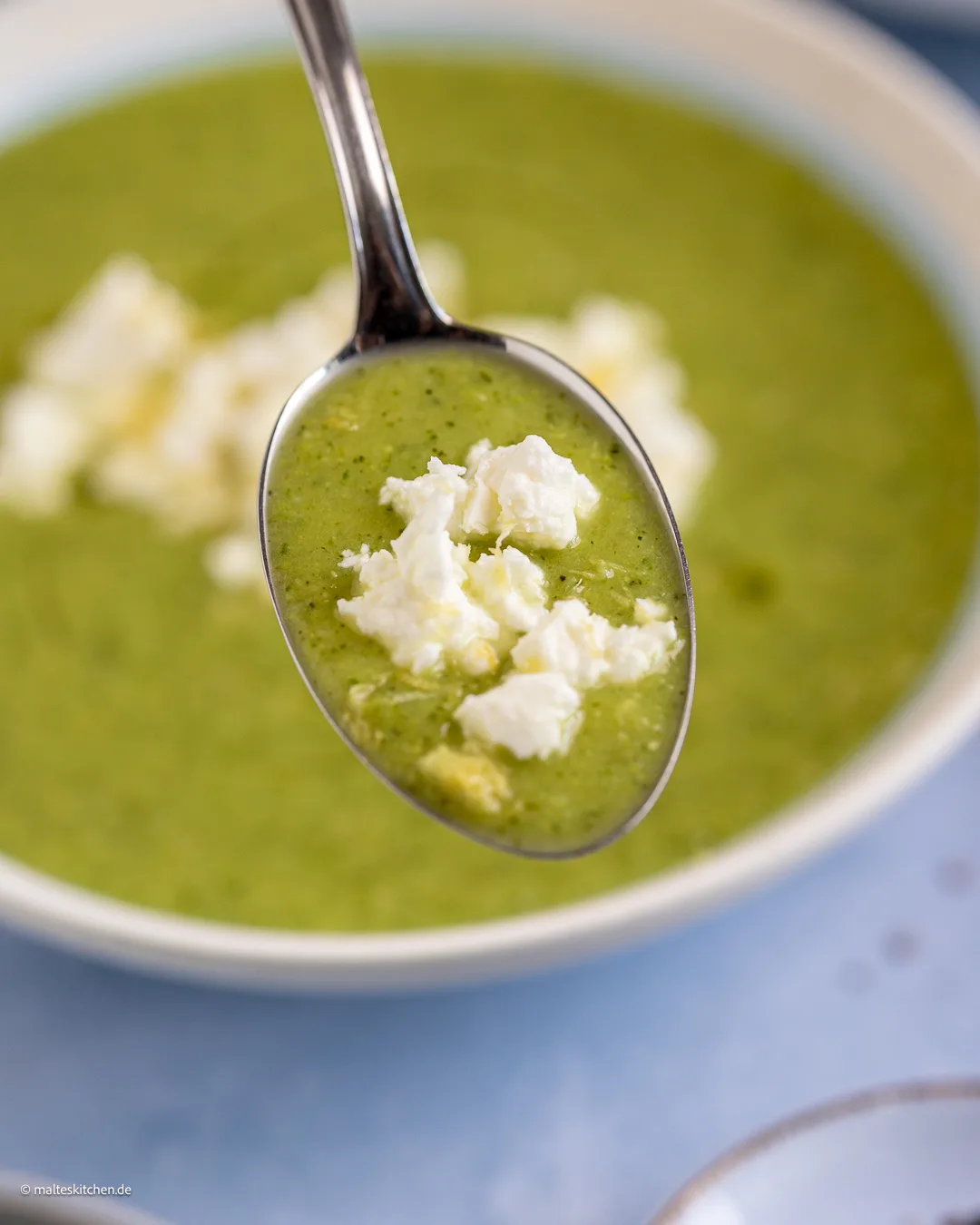 Leckere sommerliche Suppe mit Zucchini